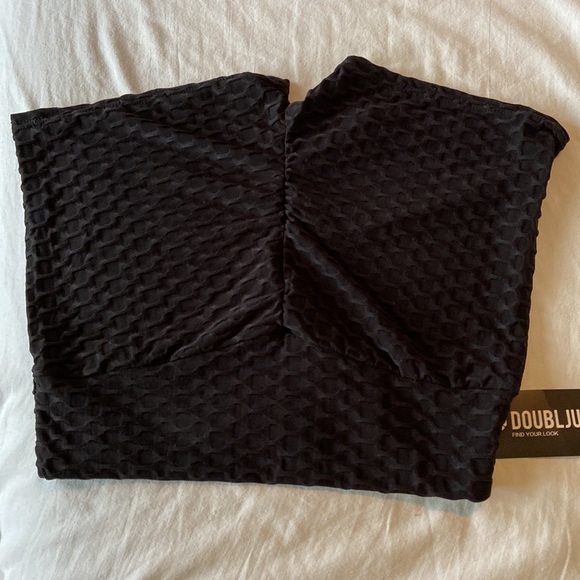 Black stretch textured shorts - Picture 2 of 3